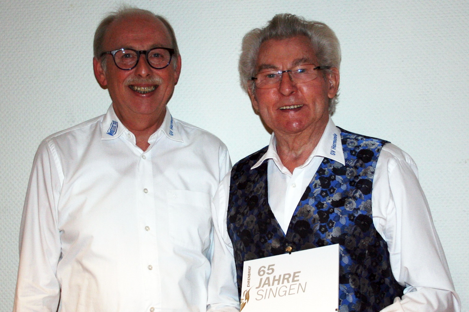 Foto: Der Harmonie-Vorsitzende Stefan Both überreicht Urkunde an Werner Sieben