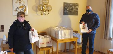 Beigeordnete Michaela Nagel und Ortsbürgermeister Steffan Haub mit den Weihnachtspäckchen für die Lörzweiler Seniorinnen und Senioren