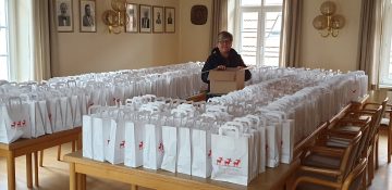 Vorbereitete Weihnachtspäckchen für die Lörzweiler Seniorinnen und Senioren